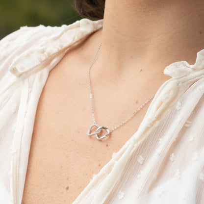 Silver-tone interlocking circles necklace with smooth linked pendant