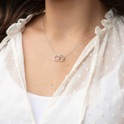 Silver-tone interlocking circles necklace with smooth linked pendant