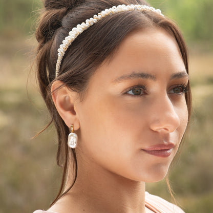 Pearl crystal headband with white pearl beads and gold-tone rhinestone trim
